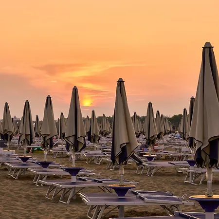 Warm With Swimming Pool In A Village Apartamento Bibione