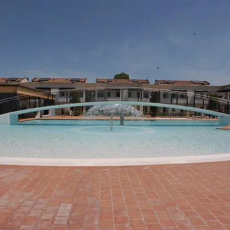 Warm With Swimming Pool In A Village Apartamento